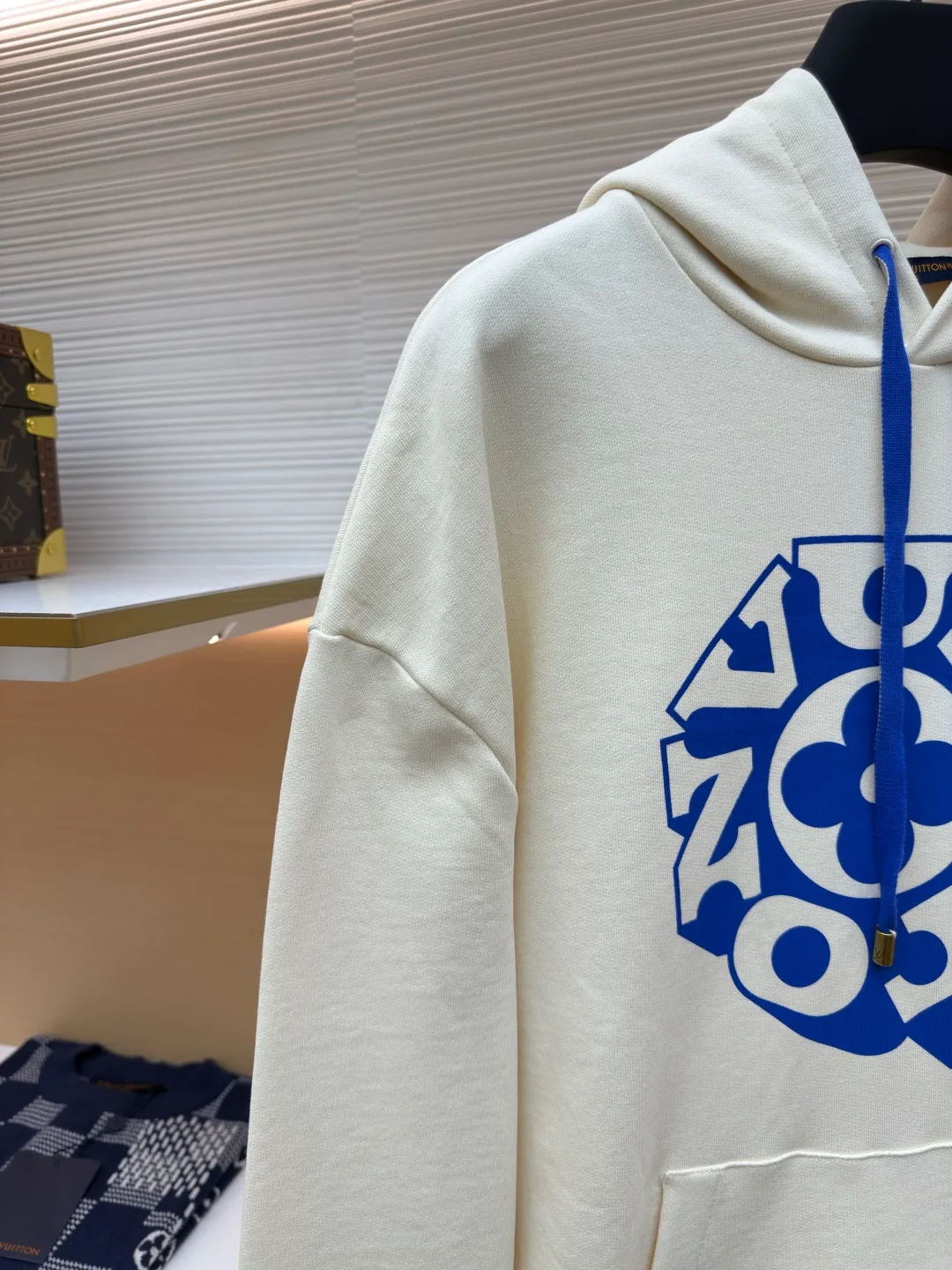 LOUIS VUITTON blue rope floral letter printed hooded sweatshirt ●Authentic product: purchased and developed by 11100 ●Item number: 1680405-A90 ●Fabric: pure cotton knitted fabric ●Technology: printing production ●Version: fitted version ●Weight: about 750 grams ●Size: XS-S-M-L ●Description: Made of 100% cotton knitted fabric, light and breathable, perfect for summer wear. The creamy white body is boldly printed with the blue Vuitton flower pattern from the 2025 autumn and winter show on the front, which contrasts sharply with the background color. The specially designed blue rope strap is paired with an antique gold metal top that echoes the tones of the print. The sweatshirt has a loose, one-size-fits-all fit, with comfortable ribbing at the waist and hem. It features the signature co-branded print on the chest and practical large pockets on the sides. The overall design not only retains the casual feel of streetwear, but also incorporates classic Louis Vuitton elements. It shows a unique fashion attitude through exquisite printing technology and exquisite detail processing. The cotton fabric ensures wearing comfort, while the fine printing process ensures the lasting vividness of the pattern. The overall wiring is straight and delicate, the fabric is comfortable and soft, and the color is consistent without color difference. It can be matched with the same style to create a fashionable look and control various occasions. Customized accessories, complete with three standards, same style for men and women!